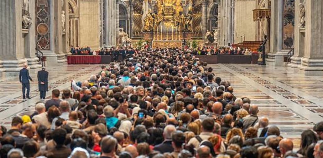 nxnoticias.com-por-segundo-dia-consecutivo-miles-de-fieles-despiden-al-papa-francisco-en-la-basilica-de-san-pedro