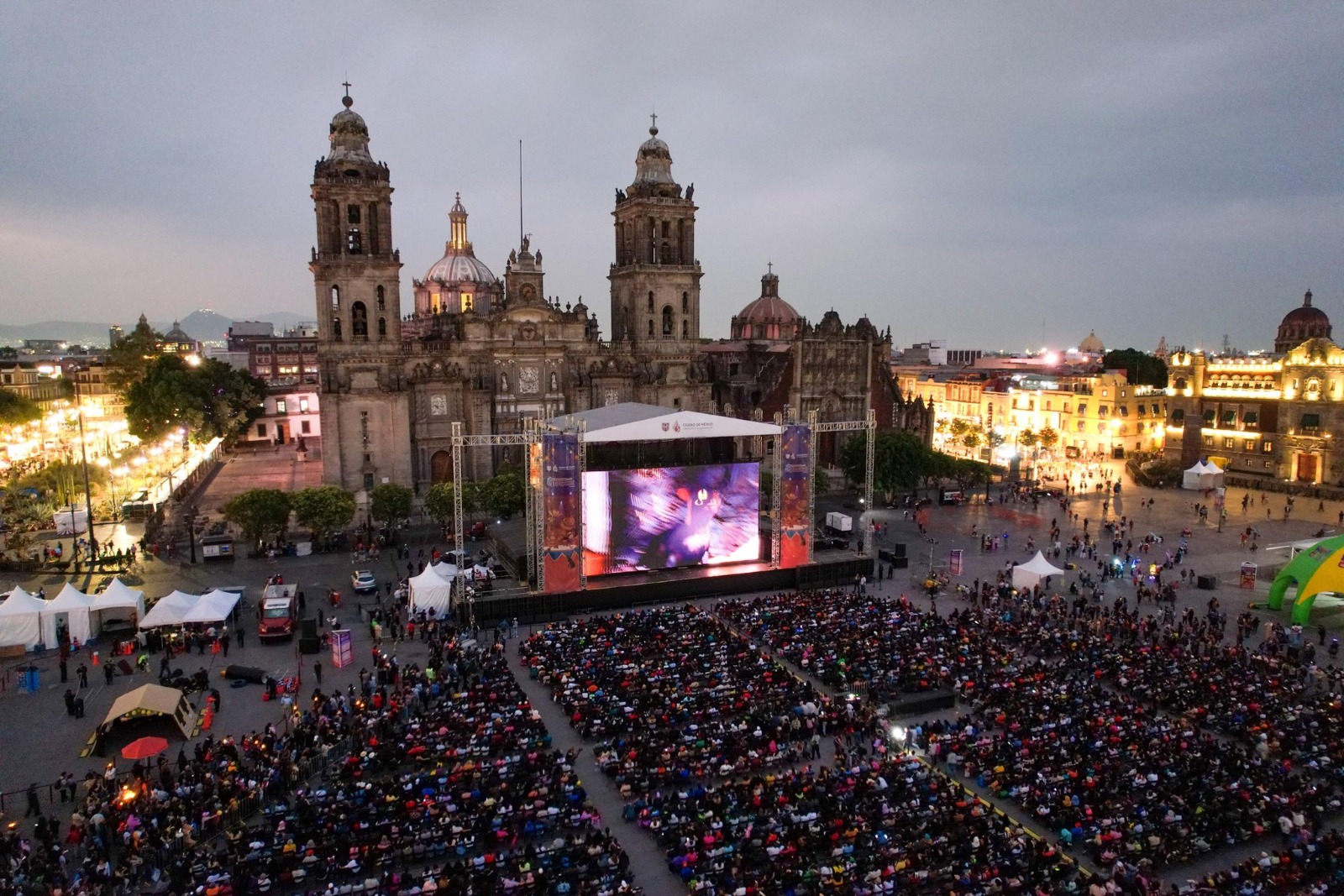 nxnoticias.com-proyeccion-masiva-de-flow-en-el-zocalo-conmueve-a-su-director