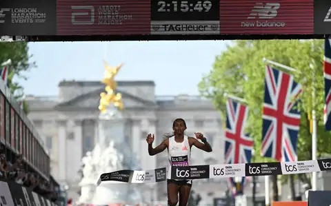 nxnoticias.com-record-historico-de-tigst-assefa-y-triunfo-de-sebastian-sawe-en-londres-2025