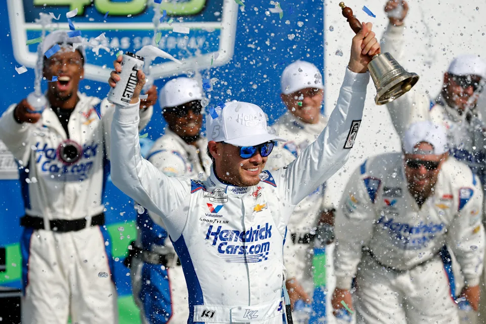 nxnoticias.com-kyle-larson-arrasa-en-kansas-y-suma-su-tercera-victoria-en-la-temporada-de-la-nascar