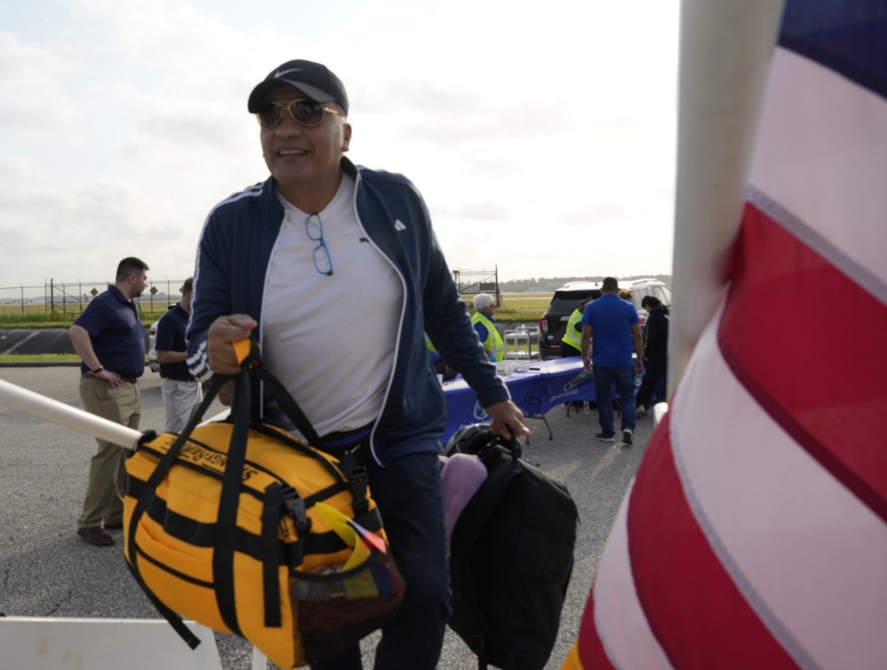 nxnoticias.com-primer-vuelo-de-deportacion-voluntaria-despega-de-eu-con-64-migrantes